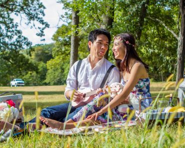 How to Make a Romantic Picnic for Two People